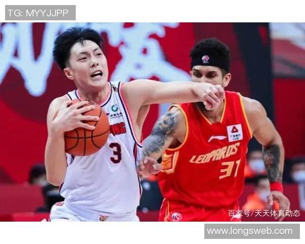 深圳篮球队在全国锦标赛中以67分稳居积分榜首位展现强劲实力